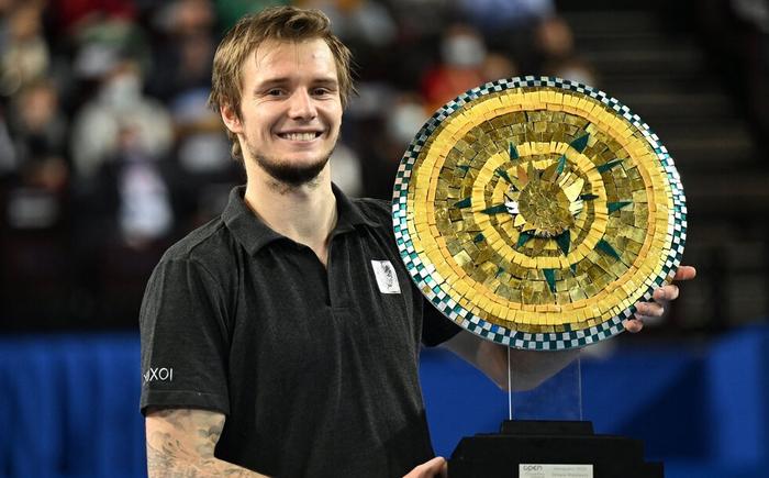 展示了他对 展示了他对